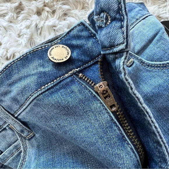 🆕 Articles of Society Suzy Distressed Frayed Hem Jeans in Dix - Picture 7 of 13